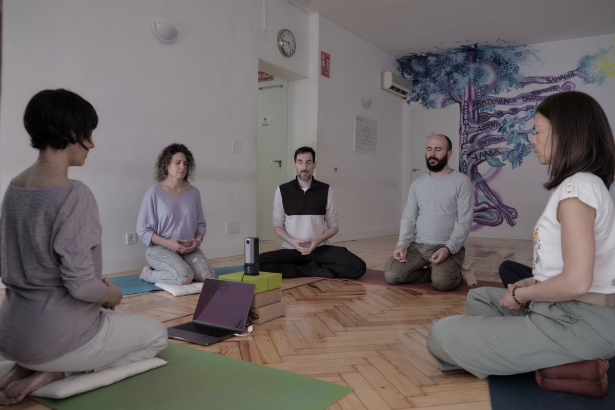 postura de meditacion andreina bohorquez guia meditacion en madrid